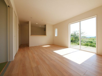 【居間・リビング】 | 甲府市羽黒町　新築戸建 全2棟 2号棟 車3台並列駐車可能 | 同仕様建物写真