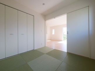 【和室】 | 甲府市羽黒町　新築戸建 全2棟 2号棟 車3台並列駐車可能 | 同仕様建物写真