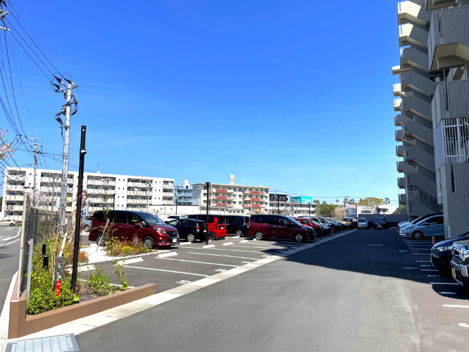 アルファスマート谷山緑地弐番館の駐車場