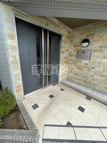 Rising place 向島のエントランス