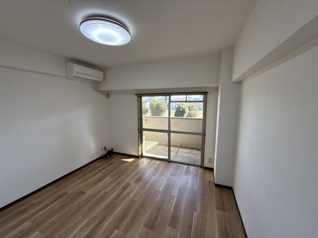 フラットフォーの洋室