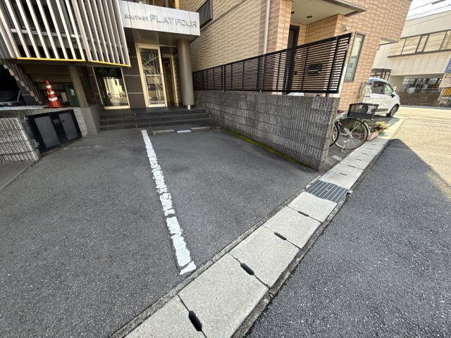 フラットフォーの駐車場