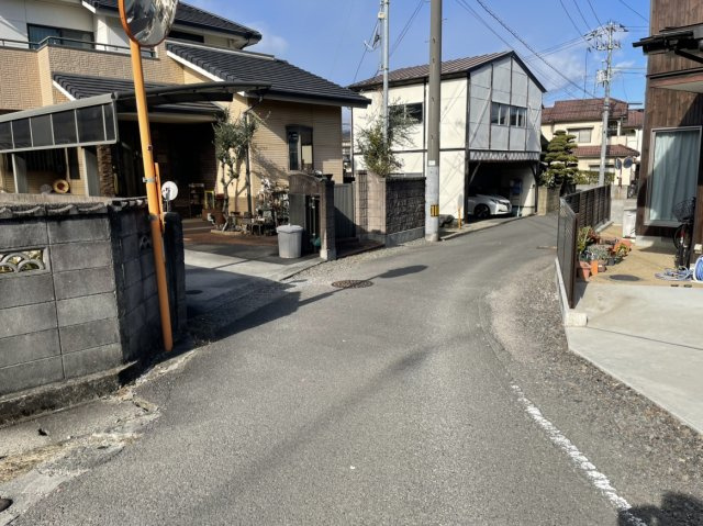伊予市米湊土地の前面道路含む現地写真|北東側公道に面しています。