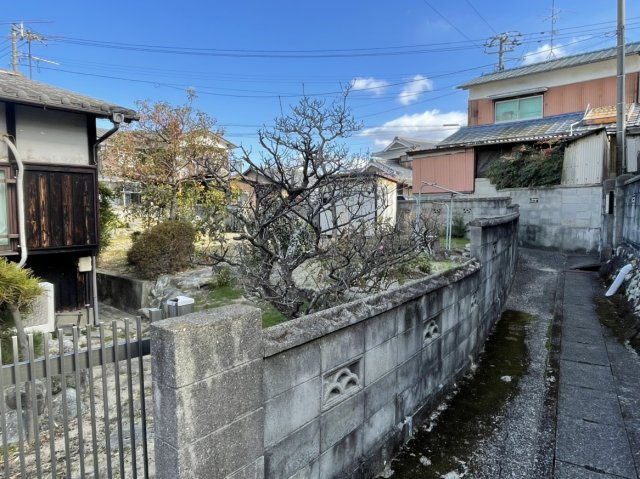 伊予市米湊土地の前面道路含む現地写真