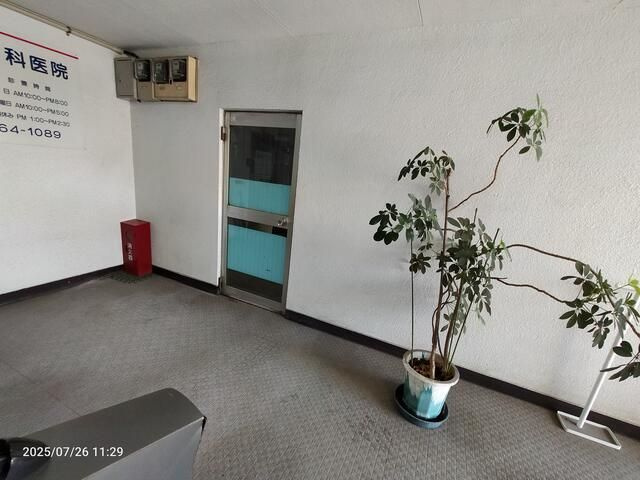 花咲ビルの玄関