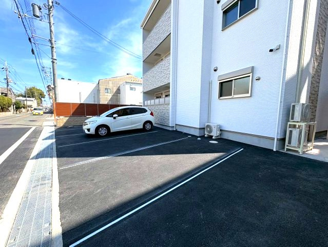 クリエオーレ菊水町の駐車場