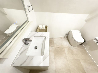 【トイレ】 | 葛飾区西新小岩３丁目の戸建 | ～洗面ボウル付きのトイレ写真～