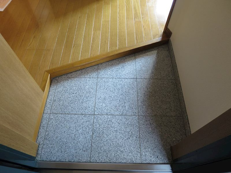 ペリグリンアパートメントの玄関