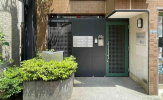 ペリグリンアパートメントのエントランス