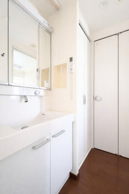 【独立洗面台】 | ◆ぐみさわ東ハイツ3号棟◆ | ◆柔らかい陽光が差し込む明るいお部屋を演出する設計。彩光の取れる窓が気持ちの良いお部屋を創り上げます。