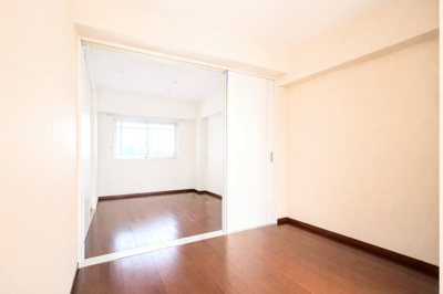 【洋室】 | ◆ぐみさわ東ハイツ3号棟◆ | ◆室内はいつも明るい印象なので気持ちの良い朝を迎えられます。各部屋にはクローゼットを完備しており、収納が多いお家はすっきりして快適空間です。