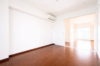 【洋室】 | ◆ぐみさわ東ハイツ3号棟◆ | ◆柔らかい陽光が差し込む明るいお部屋を演出する設計。彩光の取れる窓が気持ちの良いお部屋を創り上げます。