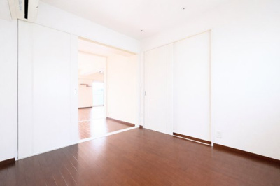 【洋室】 | ◆ぐみさわ東ハイツ3号棟◆ | ◆気持ちの良い風が室内へ入り込む居室。家具を配置しても広々ご利用いただけます！！