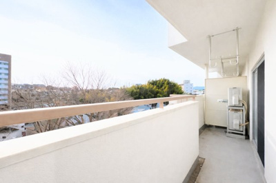 【バルコニー】 | ◆ぐみさわ東ハイツ3号棟◆ | ◆広いバルコニーは寝室と子供部屋からアクセスできる2WAY動線。お布団も洗濯物もたくさん干せます！！