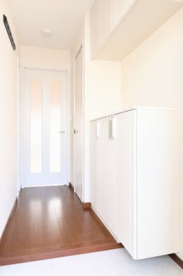 【玄関】 | ◆ぐみさわ東ハイツ3号棟◆ | ◆光の渦が溢れた明るい玄関ホール。「おかえり」と「ただいま」が交差するお家の顔とも言える場所は爽やかで心地良い空間となっています。すっきり片付いた玄関で来客時にも自信が持てそう。