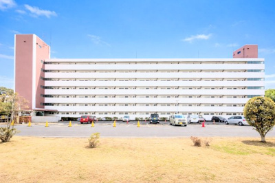 【外観】 | ◆ぐみさわ東ハイツ3号棟◆ | ◆堂々たる趣ながら、主張し過ぎずどこか余裕を感じさせるシャープなフォルムで佇む邸宅は、晴天の空と照らし合わせる事で、本来あるべき完成形の姿を見せてくれます。