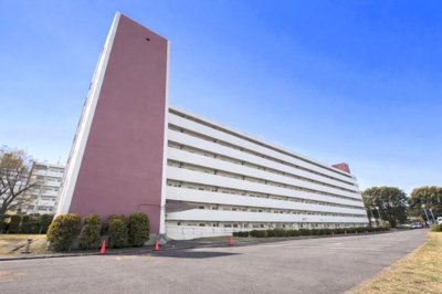 【外観】 | ◆ぐみさわ東ハイツ3号棟◆ | ◆爽やかな青空の下に贅沢なほどに降り注ぐ陽光、豊かな居住性と、クオリティが見事に調和した住空間は、住まうことの喜びを感じさせてくれます。ゆとりある広い敷地で開放的なお住まいです。