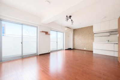 【居間・リビング】 | ◆ぐみさわ東ハイツ3号棟◆ | ◆家族で食卓を囲むダイニングスペースと、ソファでゆったりくつろぐリビングスペースがしっかり区切られているので家具の配置や用途を使いわけしやすいです。