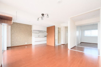 【居間・リビング】 | ◆ぐみさわ東ハイツ3号棟◆ | ◆一家だんらんのスペースとなるＬＤＫ。窓から明るい光が差し込み、思わず家族の会話も弾む快適な空間。