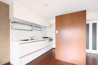 【キッチン】 | ◆ぐみさわ東ハイツ3号棟◆ | ◆デザイン性と機能性を兼ね備えたキッチンです。リビングスペースとの一体感が生まれ、広々空間を演出してくれます。