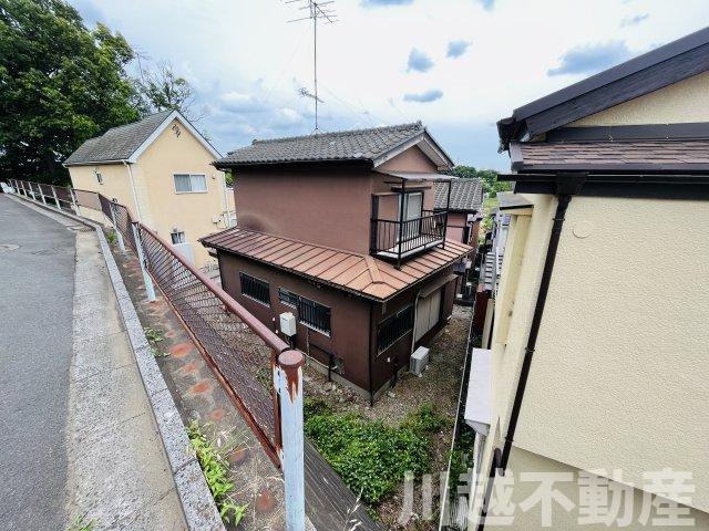 高台の眺望を365日楽しめる土地の外観|北側道路より見た本物件の外観