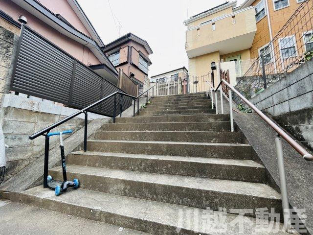 高台の眺望を365日楽しめる土地のその他|所有敷地内に設けられた東側隣地と共有で使用している外階段