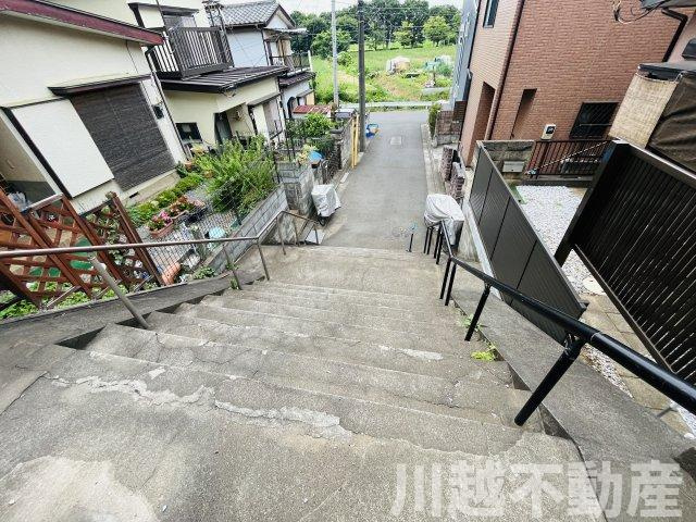 高台の眺望を365日楽しめる土地のその他|所有敷地内に設けられた東側隣地と共有で使用している外階段