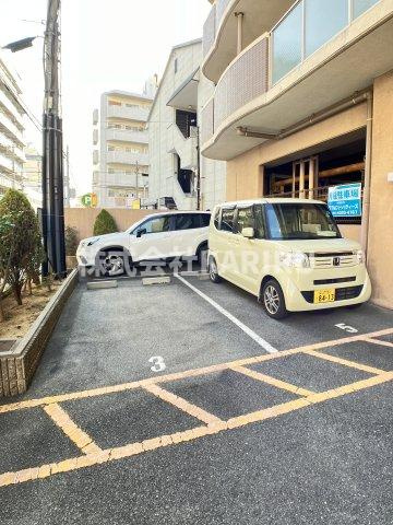 ラペジブルの駐車場