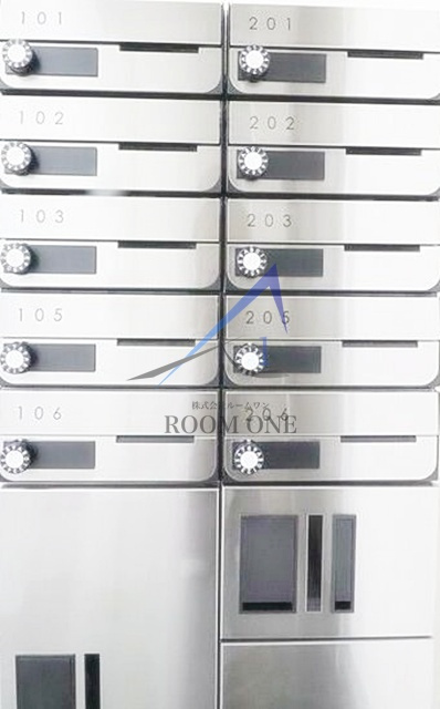 ワールドレジデンスのその他共用部分|集合ポストと宅配ボックスです。