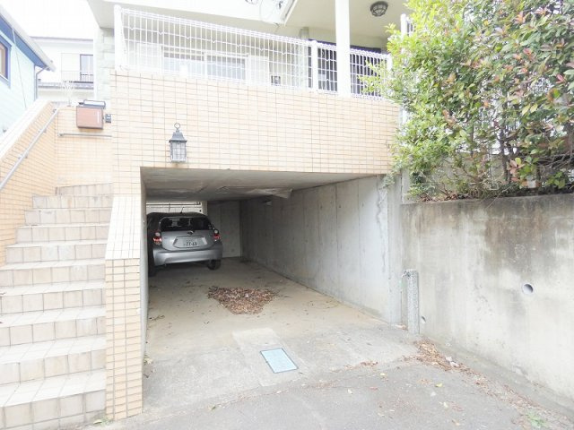 部屋数ゆったり８ＬＬＤＫの駐車場