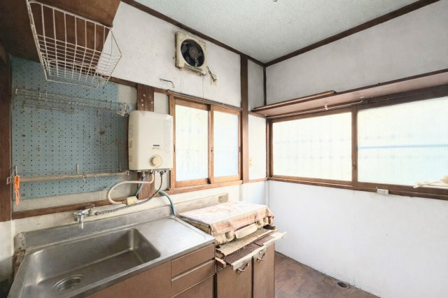 【キッチン】 | ◆中区花咲町2丁目　中古戸建◆ | ◆ご家族みんなで調理ができる位のスペースを実現したキッチン空間となっております。みんなで作った料理を召し上がりながらの会話は、どのような物になるのでしょうか。