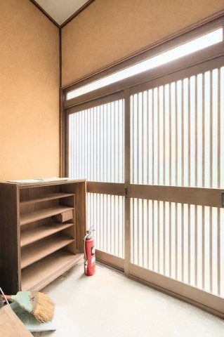 【玄関】 | ◆中区花咲町2丁目　中古戸建◆ | ◆光の渦が溢れた明るい玄関ホール。「おかえり」と「ただいま」が交差するお家の顔とも言える場所は爽やかで心地良い空間となっています。すっきり片付いた玄関で来客時にも自信が持てそう。