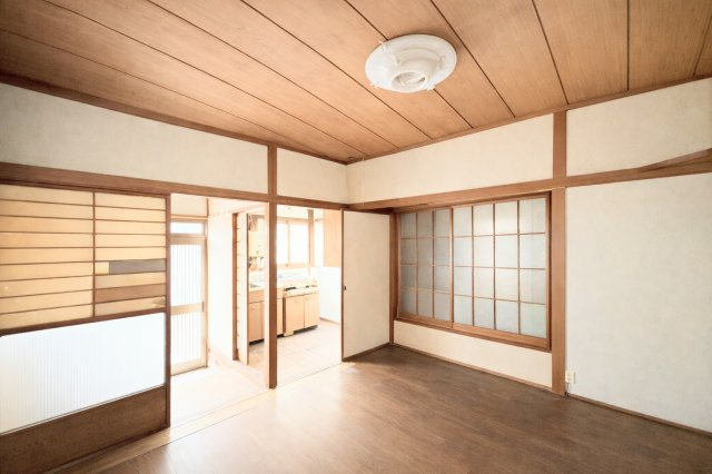 【洋室】 | ◆中区花咲町2丁目　中古戸建◆ | ◆家族で食卓を囲むダイニングスペースと、ソファでゆったりくつろぐリビングスペースがしっかり区切られているので家具の配置や用途を使いわけしやすいです。