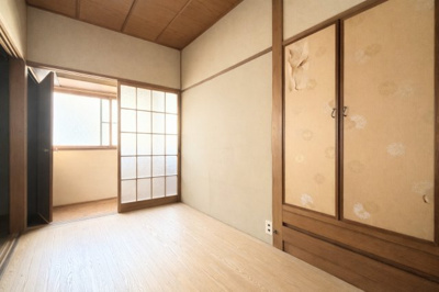 【洋室】 | ◆中区花咲町2丁目　中古戸建◆ | ◆暮らし心地を大きく左右する収納を、適材適所に配置し使い勝手を考慮しました。空間を余すところなく有効利用した収納は生活空間をより上質なものにしてくれるでしょう。