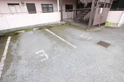 ★敷地内駐車場★（空き状況・使用料等詳細はご確認下さい）