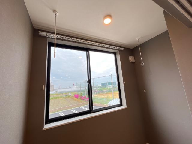 フェリーチェ関空の内装|室内竿掛け、複層ガラス