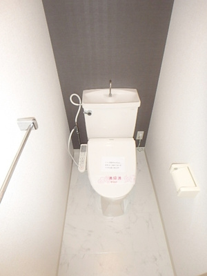 洗浄機能付便座のトイレは棚付き♪