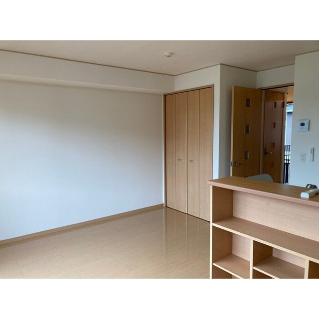 岐阜市柳津町南塚３丁目のアパートの居間・リビング