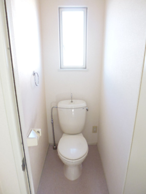 ★窓付きトイレで換気がしやすい★