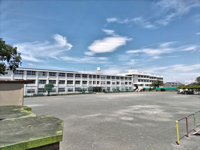 伊勢原市立伊勢原小学校まで７５０ｍ