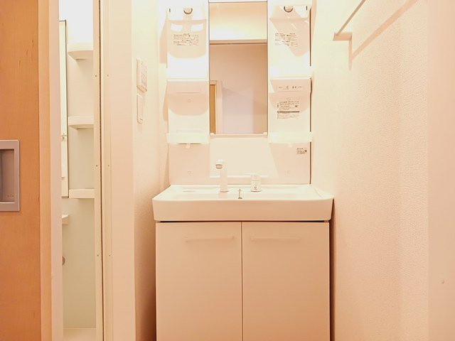 グランツ町村Ⅱの洗面所|ゆったりとスペースのある洗面所