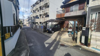 【前面道路含む現地写真】 | 駅ちか物件ということもあり、周辺にはスーパー、コンビニなど多くありますので大変便利ですよ♪
