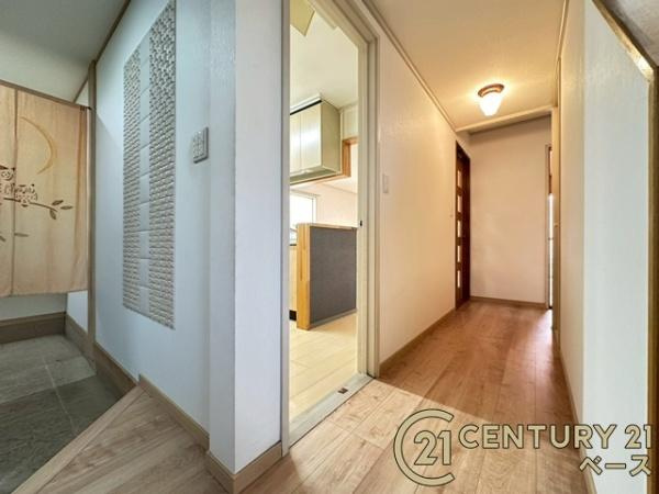 北葛城郡広陵町馬見南５丁目の中古一戸建の内装|■現地撮影写真■こちらは玄関から見た廊下部分です！