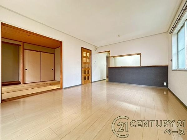 北葛城郡広陵町馬見南５丁目の中古一戸建の居間・リビング|■現地撮影写真■ＬＤＫは大きな窓から柔らかい光が射し込みます！