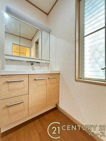 北葛城郡広陵町馬見南５丁目の中古一戸建の独立洗面台|■現地撮影写真■三面鏡タイプのミラーキャビネット！収納スペースも豊富です！