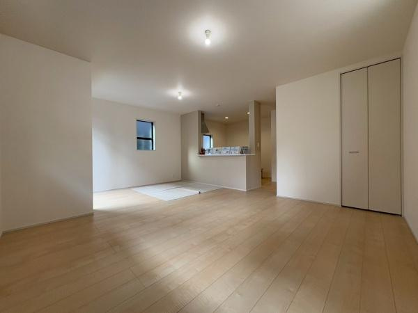横浜市瀬谷区瀬谷６丁目の新築一戸建の居間・リビング|レイアウトがしやすいリビングです！