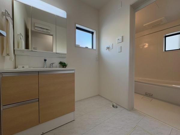 横浜市瀬谷区瀬谷６丁目の新築一戸建の独立洗面台|広々した明るい洗面室です！三面鏡で収納もできます！