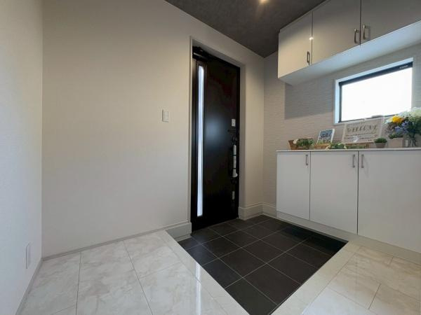 横浜市瀬谷区瀬谷６丁目の新築一戸建の玄関|シューズボックスと玄関です。