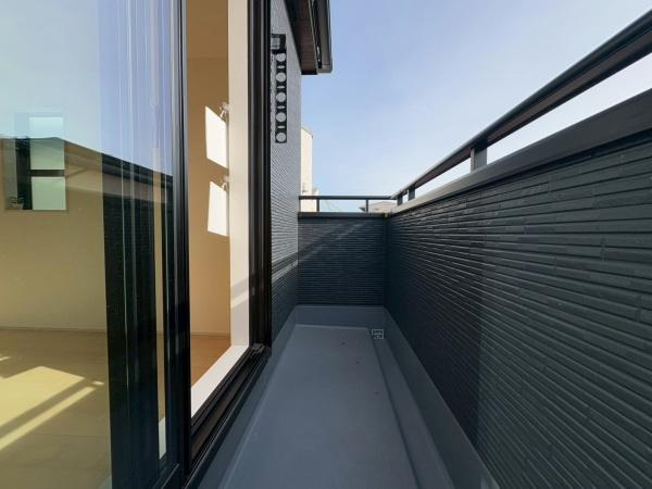横浜市瀬谷区瀬谷６丁目の新築一戸建のバルコニー|2Fのバルコニーです！日当たりが良く冬でも洗濯物がよく乾きそうです！