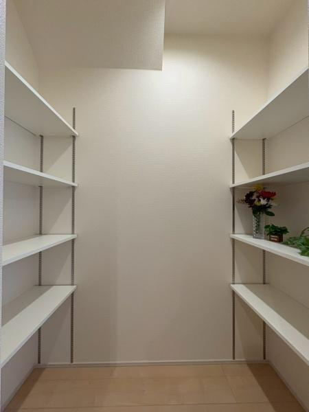 横浜市瀬谷区瀬谷６丁目の新築一戸建の内装|キッチン横にあるパントリーです！食品のストックがあっても安心ですね！